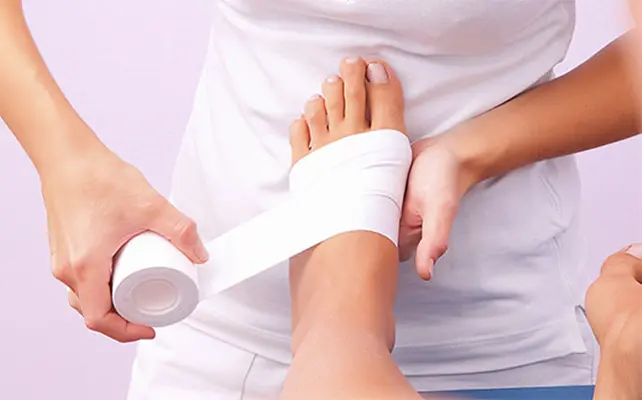 Bendaggio Dermatofunzionale. Cos’è, a cosa serve. Bendaggio Dermatofunzionale: Vantaggi e Controindicazioni. Prenotazioni online presso il poliambulatorio di Busto Arsizio